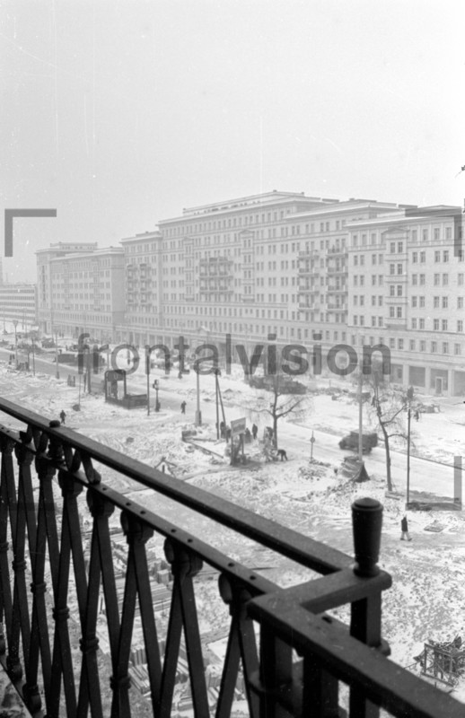 Blick vom Balkon auf Block E Südseite Stalinallee Berlin Winter 1951 
