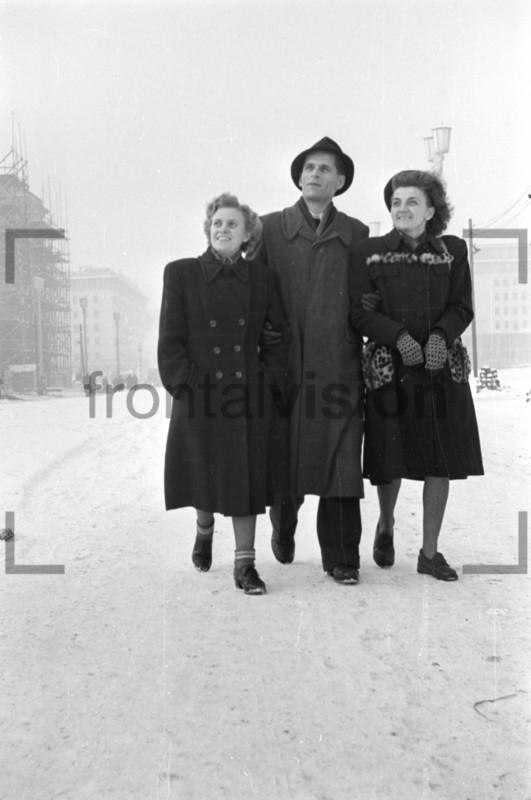 Unterwegs auf Stalinallee Block E Ostberlin 1952 