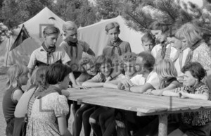 Kinderferienlager Pioniere am Tisch | Holiday camp of the pioneers