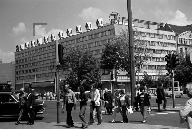 Hotel Unter den Linden Kreuzung Friedrichstrasse | Hotel unter den Linden crossing Friedrichstraße 