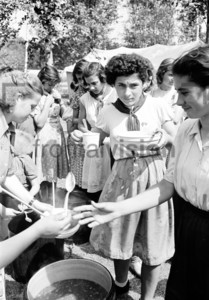 Essensausgabe Kinder Ferienlager DDR 1970