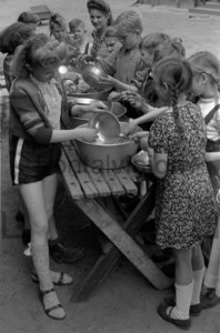 Kinder beim Abwaschen | Kids wash up