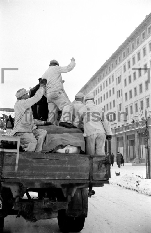 Einzug Gebäude Stalinallee Januar 1953 