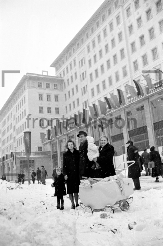 Familie Einzug Gebäude Stalinallee 1953 