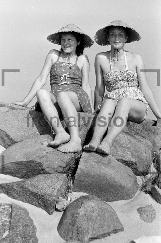 Frauen am Strand von Hiddensee 1956 