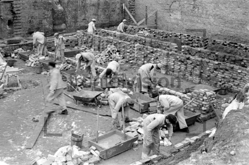 Bauarbeiter im Winter Stalinallee Berlin 