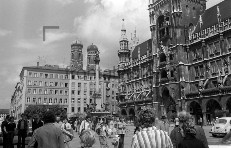 München Rathaus Marienplatz 1974 | Marienplatz and New Town Hall Munich 1974 