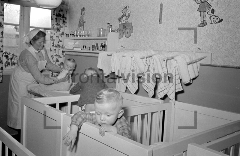 Kinder im Laufstall Kids in a Nursery Bedroom 