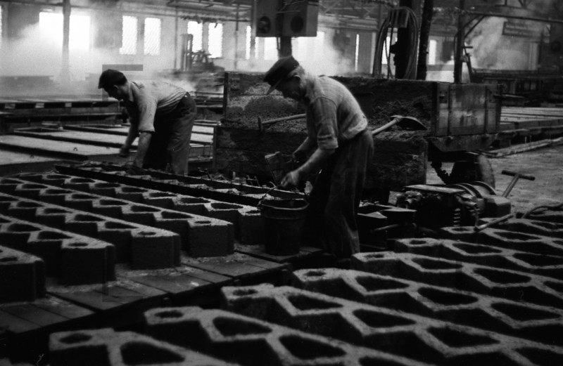 Teer Straßenproduktion Kolonnenweg DDR 