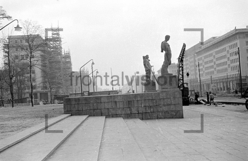 Statuen Deutsche Sporthalle Stalinallee Berlin 1953 