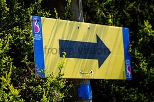 Sign Direction Fleche: Bretagne Ladies Tour - 3. Stage