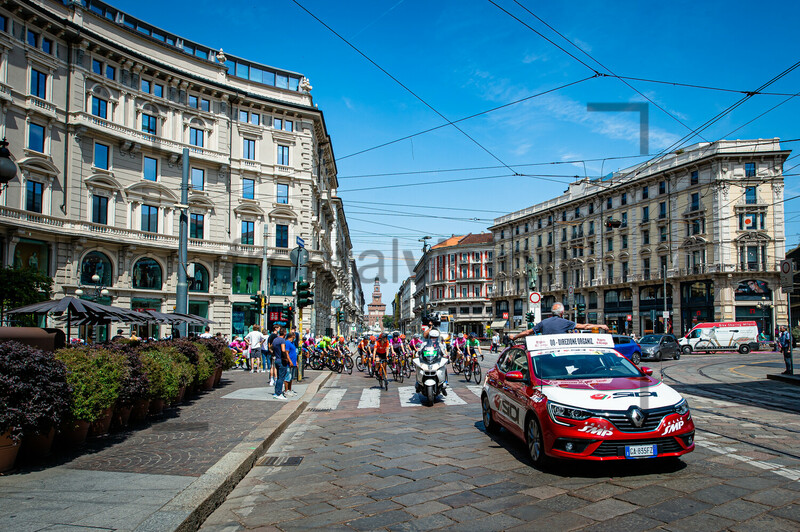 Peloton - Start in Milano: Giro dÂ´Italia Donne 2021 – 5. Stage 