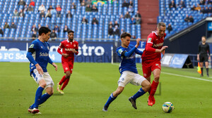 Felix Bastians Schalke 04 vs. Rot-Weiss Essen Spielfotos 26-02-2022