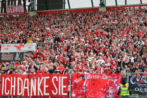 Rot-Weiss Essen Fans Taschentücher gegen MSV Duisburg