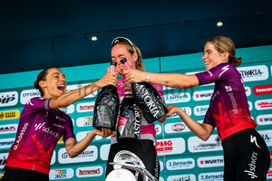 MOOLMAN-PASIO Ashleigh, VAN DER BREGGEN Anna, VOLLERING Demi: Giro dÂ´Italia Donne 2021 – 10. Stage