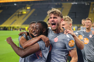 Mustafa Kourouma, Leonardo Vonic jubeln mit RWE Team über 1:0 in Dortmund