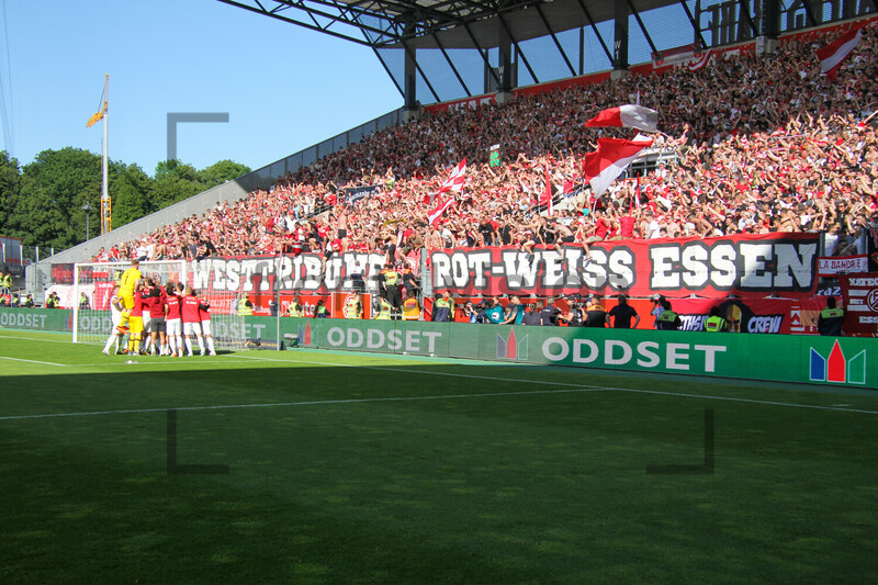 Westtribüne Rot-Weiss Essen Torjubel 03.06.2023 