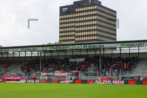 Heimblock SV Wehen Wiesbaden vs. Rot-Weiss Essen Spielfotos 02.10.2022