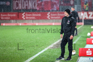 Mark Zimmermann Trainer 1. FC Köln U21 im Regen Spielfotos 01-04-2022