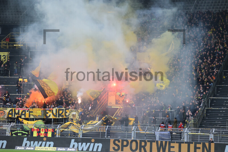 Borussia Dortmund U23 Ultras zünden Pyro 
