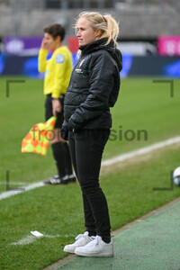 Trainerin Theresa Merk Google Pixel Frauen Bundesliga SGS Essen SC Freiburg  Spielfotos 09.12.2023