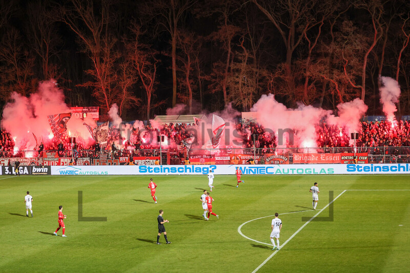 Pyroshow Rot-Weiss Essen Fans in Köln 13.02.2023 