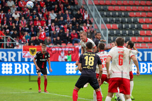 Felix Götze Kopfball SV Wehen Wiesbaden vs. Rot-Weiss Essen Spielfotos 02.10.2022