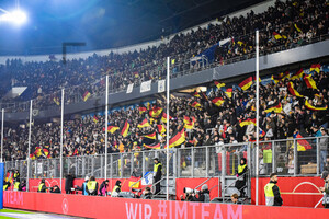 Fans im Stadion Frauen-Länderspiel Deutschland Schweden 21.02.2023