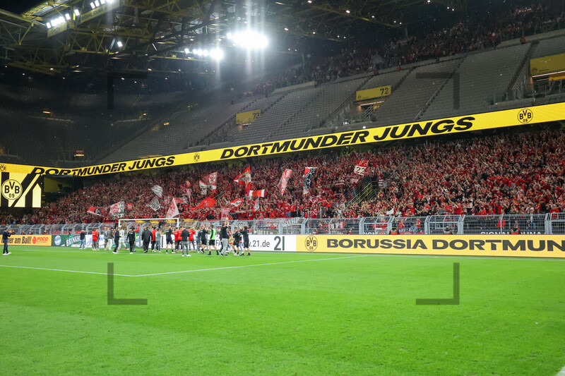 RWE Fans feiern Sieg in Dortmund mit Team 13.10.2023 