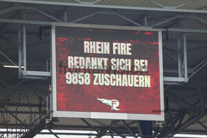 Anzeigentafel Zuschauer Rhein Fire gegen Frankfurt Galaxy Spielfotos 17.09.2023