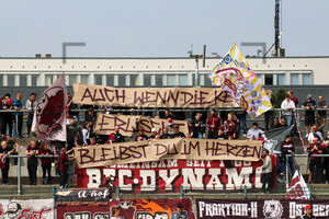 BFC Dynamo Fans mit Spruchband für verstorbenen Fan 05-09-2021