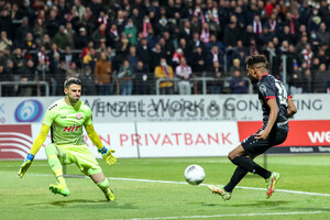 Isiah Young RWE, André Weis SC Fortuna Köln vs. Rot-Weiss Essen Spielfotos 16-03-2022