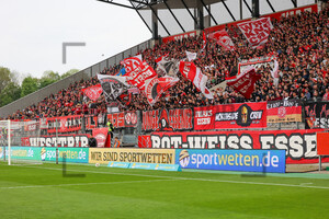 Rot-Weiss Essen Fans im Spiel gegen den FC Wegberg-Beeck Spielfotos 29.04.2022