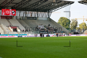 Anzeigentafel und SC Verl Fans in Essen 07.10.2023