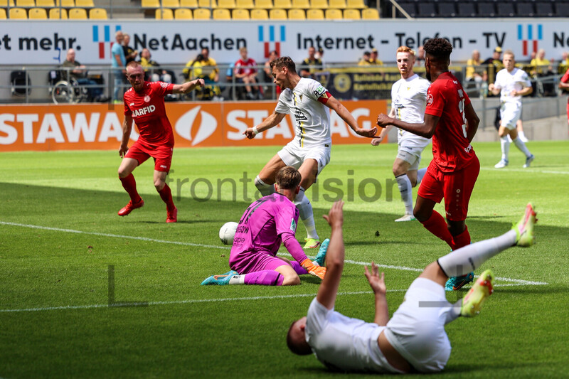Isiah Young Torvorlage Alemannia Aachen vs. Rot-Weiss Essen Testspiel 16.07.2022