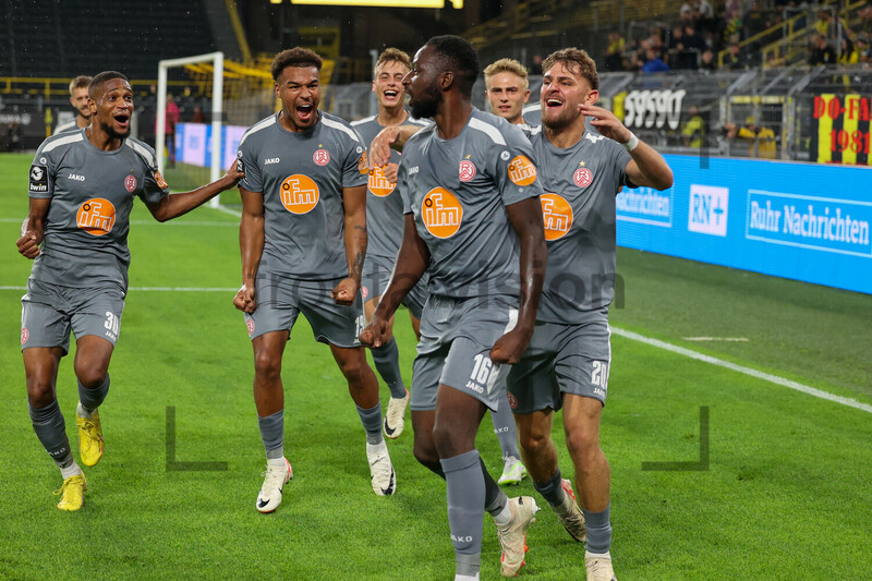 Mustafa Kourouma jubelt mit RWE Team über 1:0 in Dortmund 