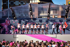 IAM Cycling: 99. Giro d`Italia 2016 - Teampresentation