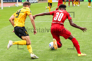 Alexander Nollenberger und Isiah Young im Duell SpVgg Bayreuth vs. Rot-Weiss Essen Spielfotos 27.08.2022