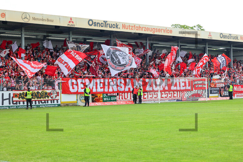 Gemeinsam zum Ziel Rot-Weiss Essen Fans in Lotte Spielfotos 07.05.2022 