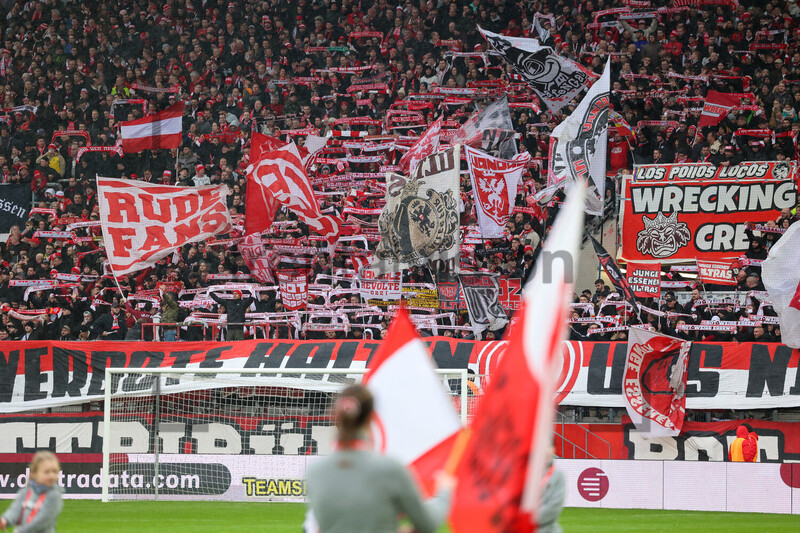 Fahnengirls Rot-Weiss Essen vs. Hallescher FC 14.01.2023 