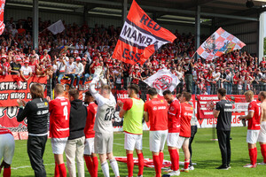 Rot-Weiss Essen feiert Sieg mit Fans über Rödinghausen 07.05.2022