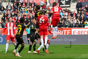 Moussa Doumbouya Kopfball Rot-Weiss Essen vs. BVB U23 Spielfotos 17.03.2024