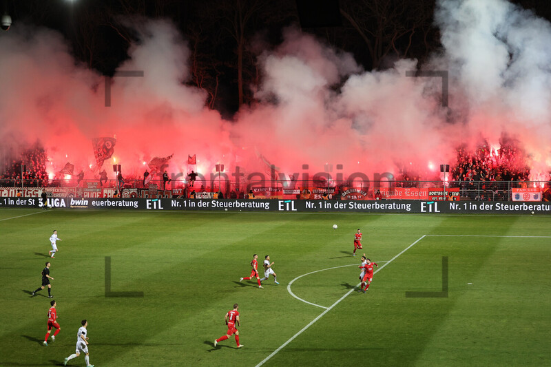 Pyroshow Rot-Weiss Essen Fans in Köln 13.02.2023 