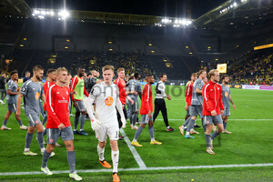 RWE Fans feiern Sieg in Dortmund mit Team 13.10.2023