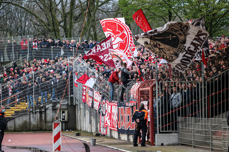 Rot-Weiss Essen Fans in Oberhausen 05-04-2022 