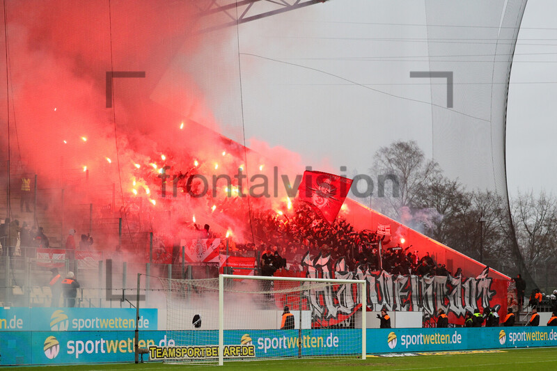 Hallescher FC Fans zünden Pyrotechnik in Essen 