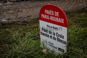 Mons-en-PévÃ¨le: Paris-Roubaix - Cobble Stone Sectors