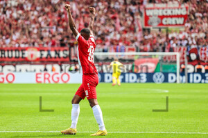 Jubel Isaiah Young Rot-Weiss Essen vs. Hamburger SV Spielfotos 13.08.2023