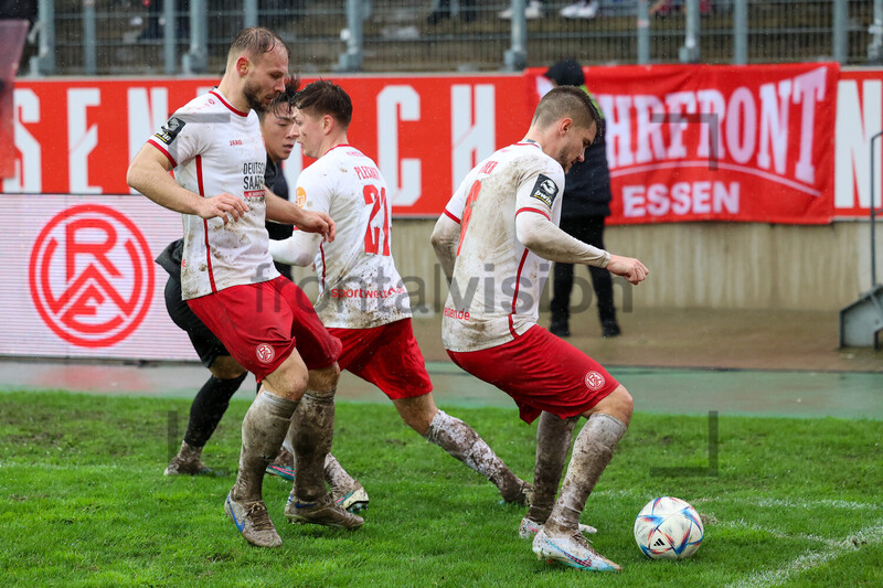 Herzenbruch, Rother, Plechaty Rot-Weiss Essen vs. SC Freiburg II 01.04.2023 