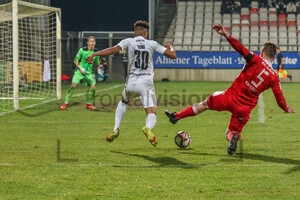Grätsche von Kevin Kahlert an Isaiah Young Rot Weiss Ahlen vs. Rot-Weiss Essen Spielfotos 23-03-2022